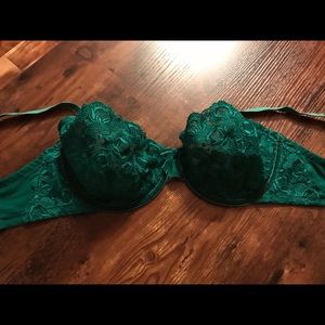 NWOT Gorgeous Green Victoria’s Secret bra - 36DD